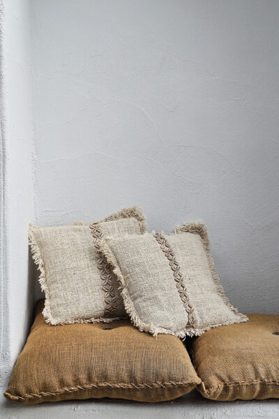 Linnen kussen met kauri schelpjes