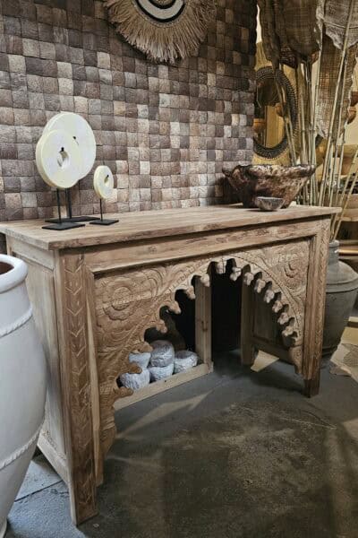 Sidetable carved arch