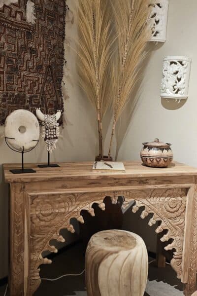 Sidetable carved arch