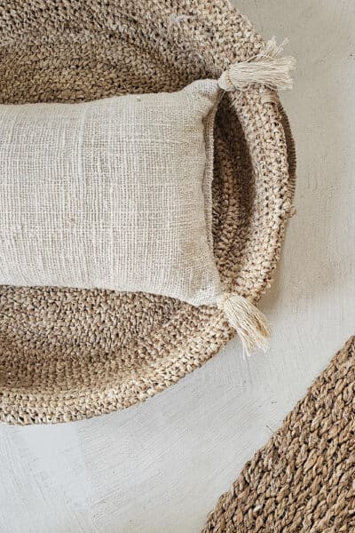 Linnen kussen met kwastjes ecru 30x50cm