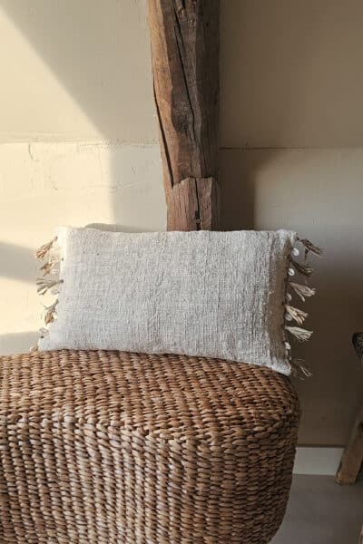 Linnen kussen met raffia kwastjes en kauri 35x60cm