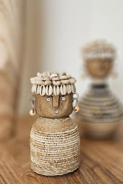 Tribal poppetje klein beige