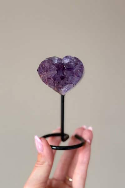 Amethist hart op statief