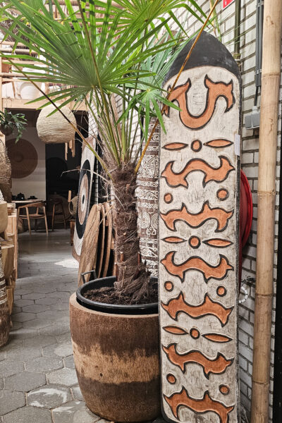 Houten schild Banyu op standaard