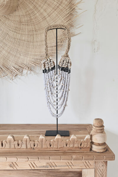 Sumba schelpenketting op statief