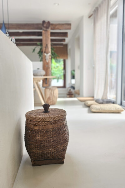 Oldlook mand met deksel met knop